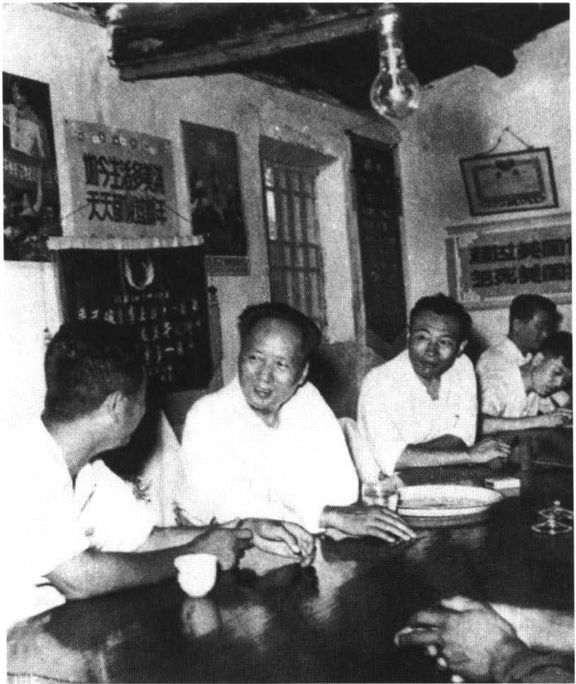 与张国忠交谈